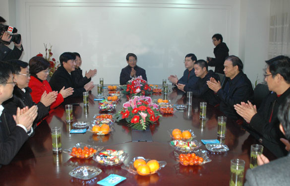 溧阳市委书记韩立明、市长盛建良一行来金年会集团走访慰问