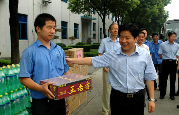 溧阳市代市长苏江华等向导慰问金年会一线员工