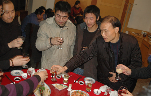 迎新春金年会集团盛宴款待大学生