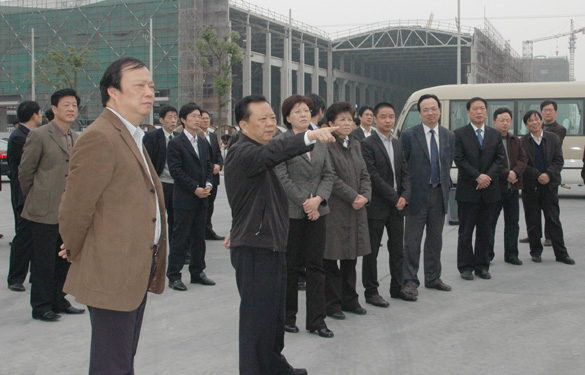 常州市市长王伟成一行来金年会集团督查特种及超高压电缆项目建设情形