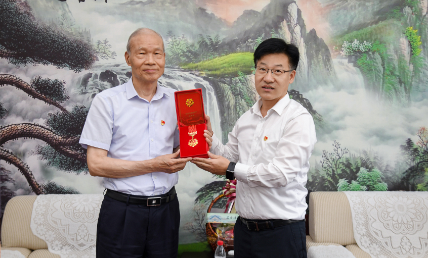 殷殷关切传党情 深深嘱托暖人心---溧阳市委书记叶明华“七一”探望慰问金年会电缆“庆幸在党50年”老党员丁山华