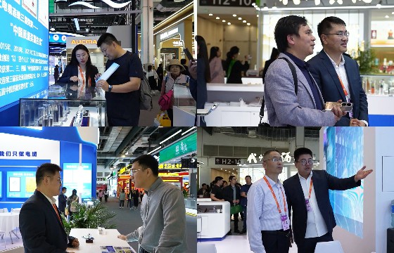 众多观展观众驻足金年会展位并咨询.jpg