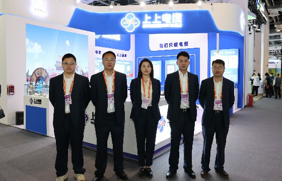 金年会销售职员在展位前合影.jpg